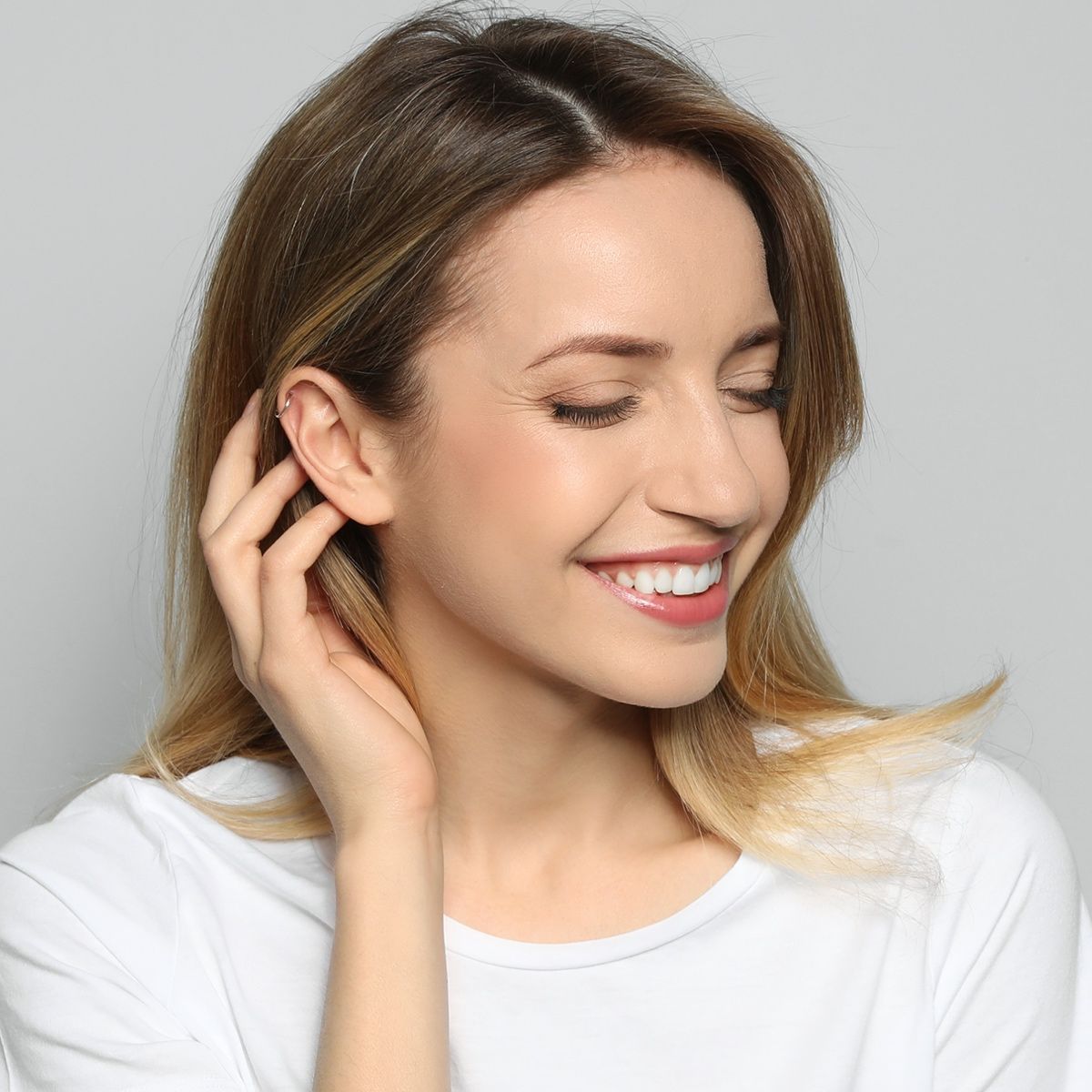 Uśmiechnięta dziewczyna, pokazująca naturalne zęby - stomatologia.